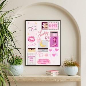 Peut inclure: Une affiche encadrée avec un collage de graphiques roses et blancs. Le design comprend du texte tel que "Lucky to be a GPHI", "XOXO" et "gamma phi beta has my heart". D'autres éléments incluent une botte de cow-boy, des lèvres et un croissant de lune.
