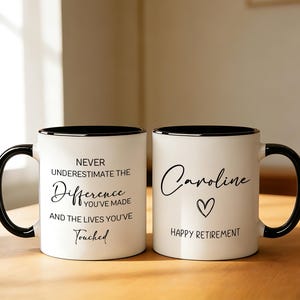 Peut inclure: Deux mugs en céramique blancs avec des bords et des anses noirs. L'un des mugs porte l'inscription "Never underestimate the difference you've made and the lives you've touched". L'autre mug dit "Caroline" avec un cœur et "Happy Retirement."