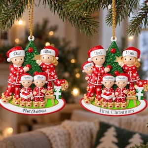 Peut inclure: Deux décorations de sapin de Noël personnalisées représentant une famille de quatre ou cinq personnes en pyjama rouge et blanc. Chaque ornement montre des personnages nommés Dad, Mom, Sophia, Noah et Sarah devant un sapin vert.