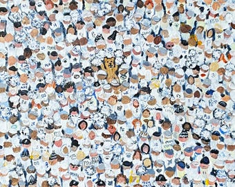 Könnte beinhalten: Abstrakte Malerei einer Menschenmenge in weißen Hemden, mit einer braunen Bärenfigur in der Mitte. Die Hemden tragen Nummern und die Worte "PSU", "Penn State" und "We Are". Das Gemälde ist signiert.