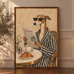 Peut inclure: Une impression d'art encadrée représentant un lévrier anthropomorphe portant des lunettes de soleil noires et un peignoir à rayures bleues et blanches. Le chien est assis à une table ronde et lit un journal intitulé Le Journal.