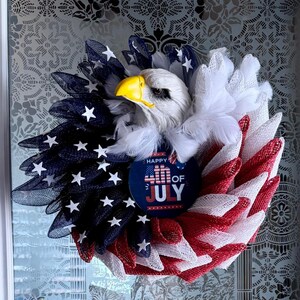 Couronne d'aigle représentant le drapeau américain sur une carte de 12 pouces (tous deux disponibles dans ma boutique). La couronne patriotique rouge, blanche et bleue parfaite à exposer.