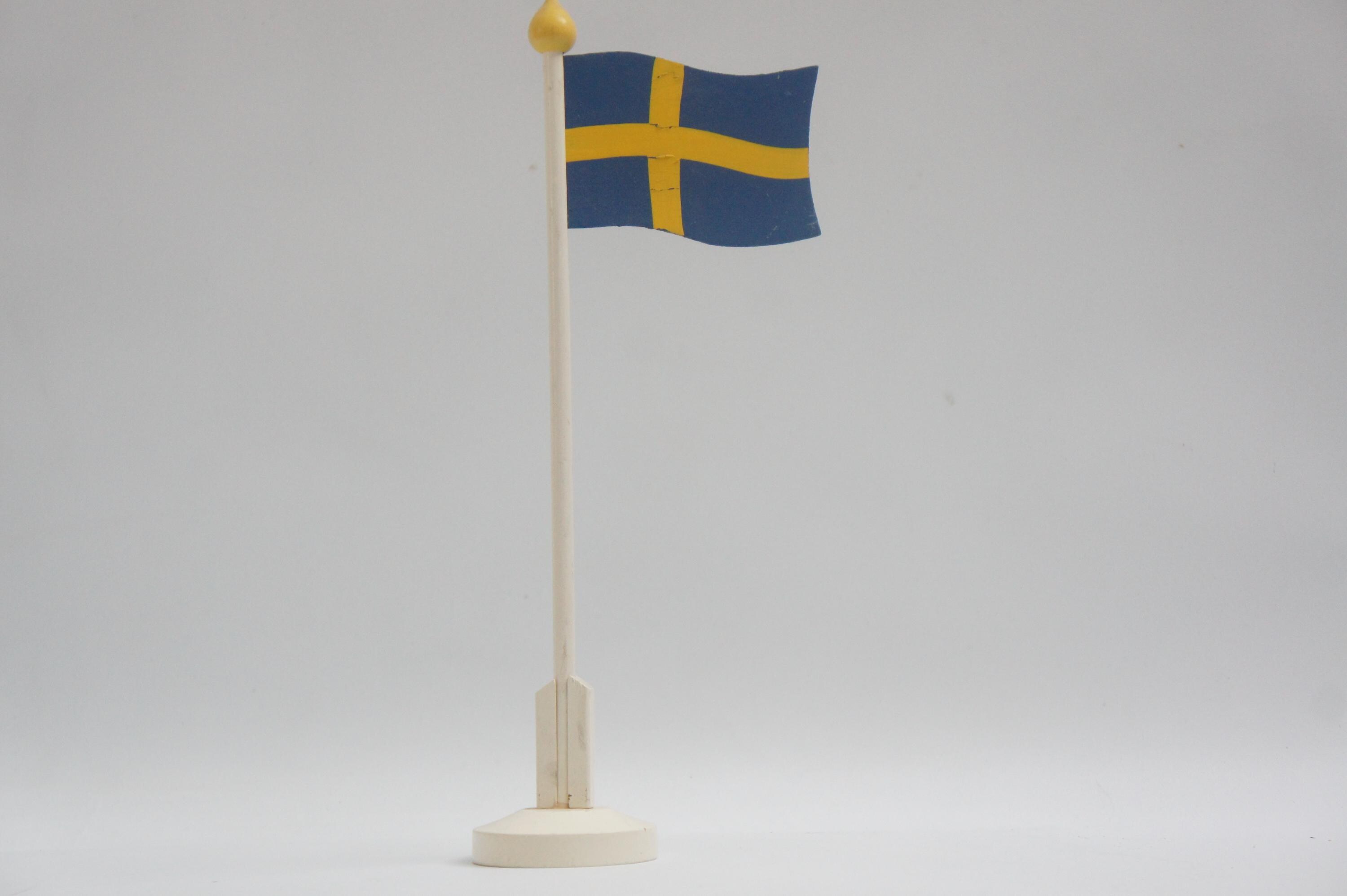 Pole Flag Of Norway, Norway Pole Flag Waving In Wind On Green - Foto 8