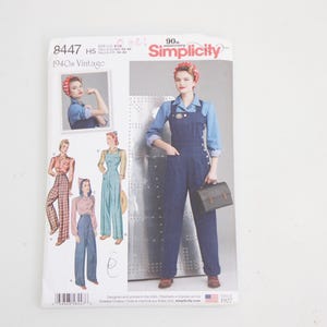 Op de afbeelding: Simplicity naaipatroon 8447, een vintage ontwerp uit de jaren 1940. De patroonhoes toont illustraties van dameskleding, waaronder overalls en jumpsuits. De hoofdafbeelding toont een vrouw in een spijkergoed overall en een rode hoofddoek, met een kleine, donkere aktetas.