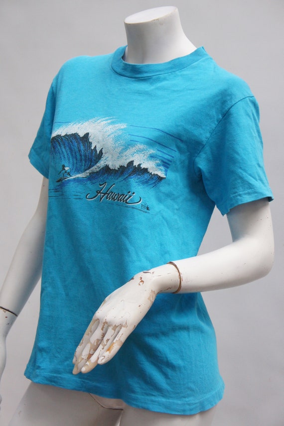 Vintage 80s Hawaii Surfer Print T-shirt Graphic T… - image 4