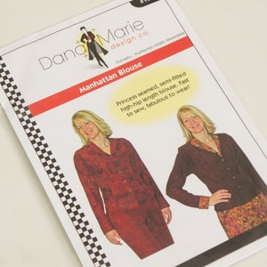 Könnte beinhalten: Ein Schnittmuster für eine Manhattan-Bluse mit Prinzessennähten, semi-fitted, hüftlanger Passform. Das Schnittmuster enthält zwei Modelle, die die Bluse in verschiedenen Stoffen tragen.