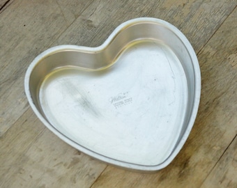 Molde para pastel con forma de corazón estilo vintage de los años 70, ideal para repostería rústica de cocina o estilo cottagecore.