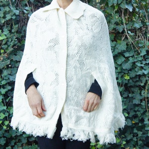 Vintage des années 60-70, poncho en tricot blanc, cape bohème hippie cottagecore grand-mère mariage milieu du siècle