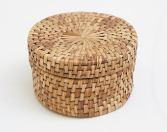 インドネシアの手編みかご インドネシアの手編みバスケット（蓋付き） - 5インチ ブラウン＆タン