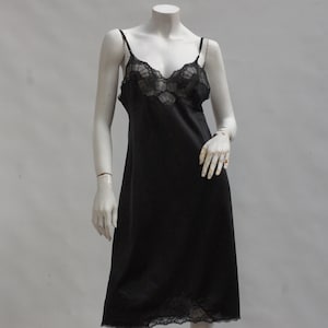 Vintage Vanity Fair Lace Trim Nylon Dress Slip Negligee Nightie Lingerie Goth Grannycore