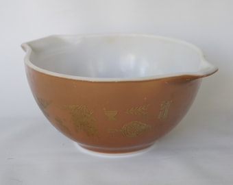 Ciotola vintage anni '60-'70 in vetro opalino marrone con stampa dorata Pyrex, stile retrò Mid Century Modern.