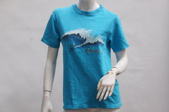 Vintage 80s Hawaii Surfer Print T-shirt Graphic T… - image 1