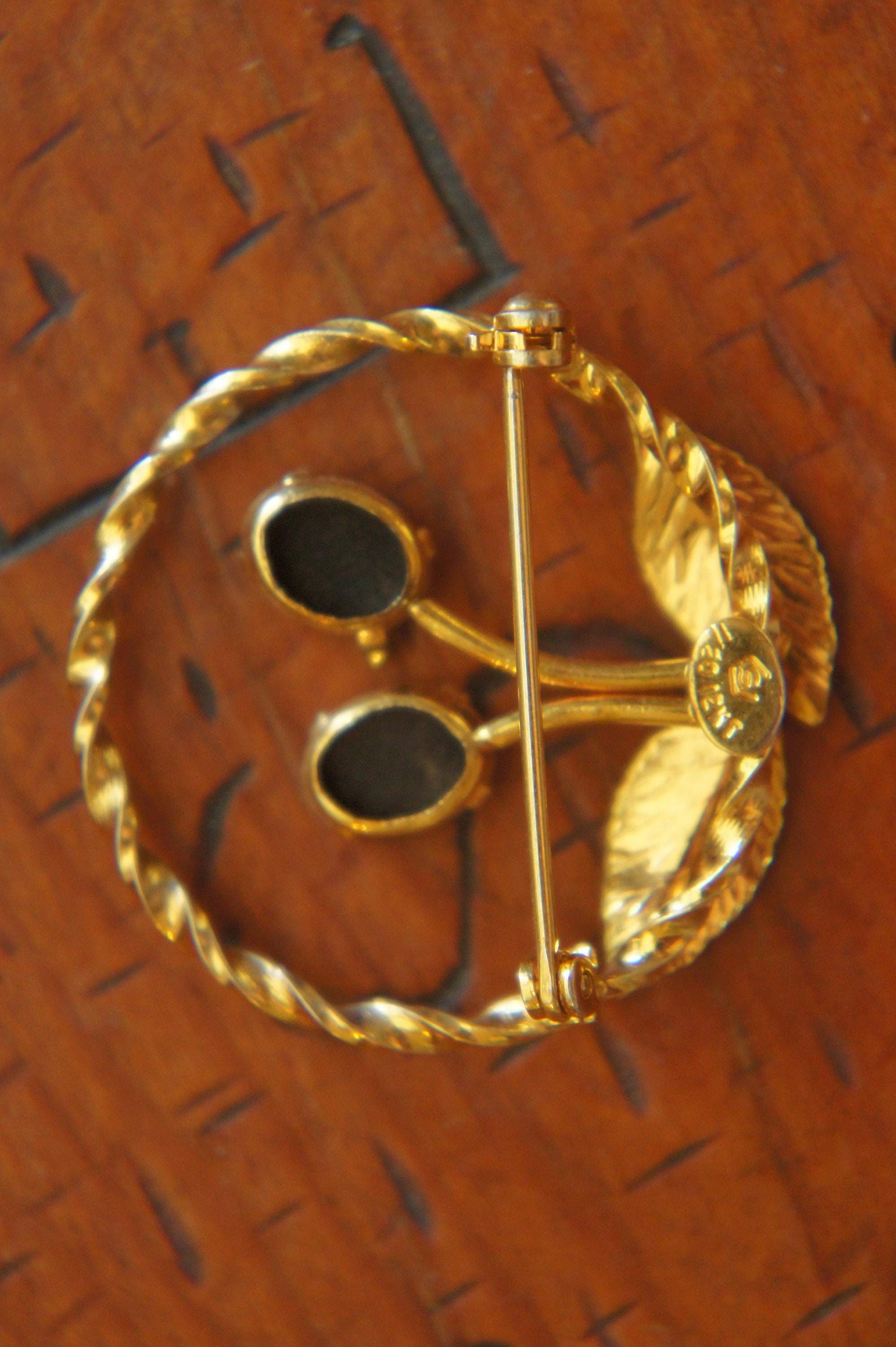Broche Plaqué Or Et Onyx Noir - 27x23 Mm, Occasion, Sans Marque