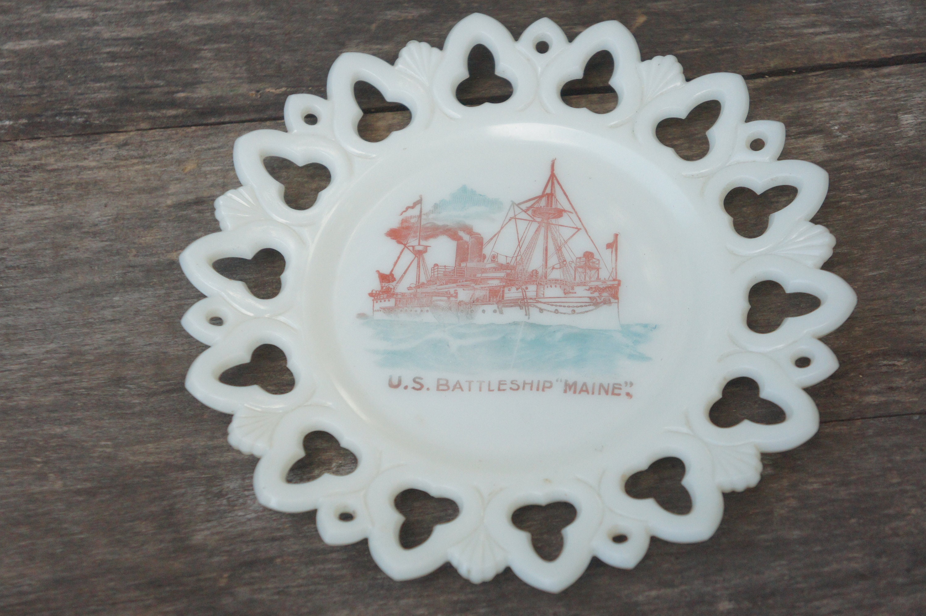 ヴィンテージ アメリカ戦艦メイン号 ミルクガラスプレート オープン