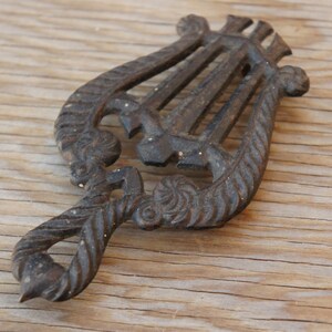 Vintage 30s-40s Collectable Mini Cast Iron Lyre Trivet Farmhouse Rustic Kitchen Decor Wall Hanging Home Decor Gift