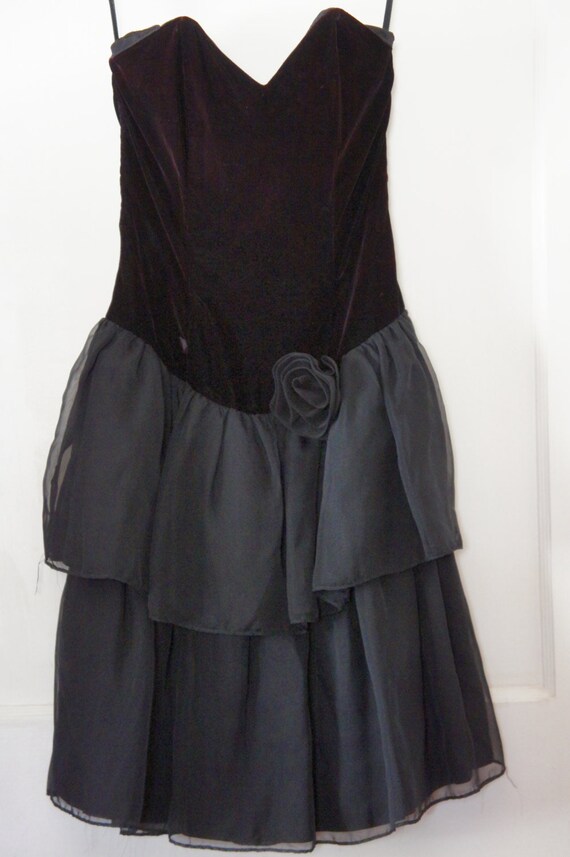 Vintage 80s-90s Strapless Black Velvet Tiered Ruf… - image 7