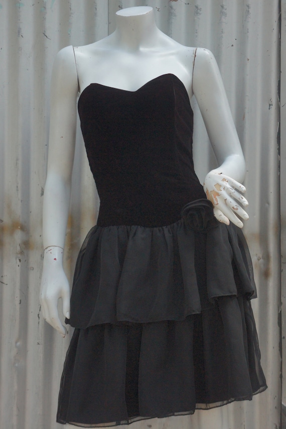 Vintage 80s-90s Strapless Black Velvet Tiered Ruf… - image 2