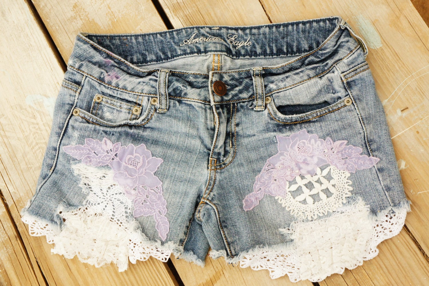 パンツ Lace shorts upcycled Handmade Reworked Lace Applique Denim Jean Shorts Boho Shabby Chic