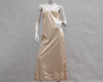 Vestido longo vintage dos anos 60 em nylon com detalhes em renda pêssego claro, da marca Kayser, tamanho 34 (P). Estilo cottagecore/grannycore. Lingerie.