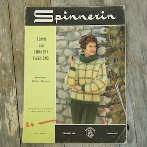 以下が含まれることがあります： 「Town and Country Fashions」と題されたSpinnerinのヴィンテージ編み物パターンブックレット。表紙には、ハイネックの黄色と緑のチェック柄セーターとダークグリーンのパンツを着用し、サングラスを手にした人物が石壁を背景に写っている。