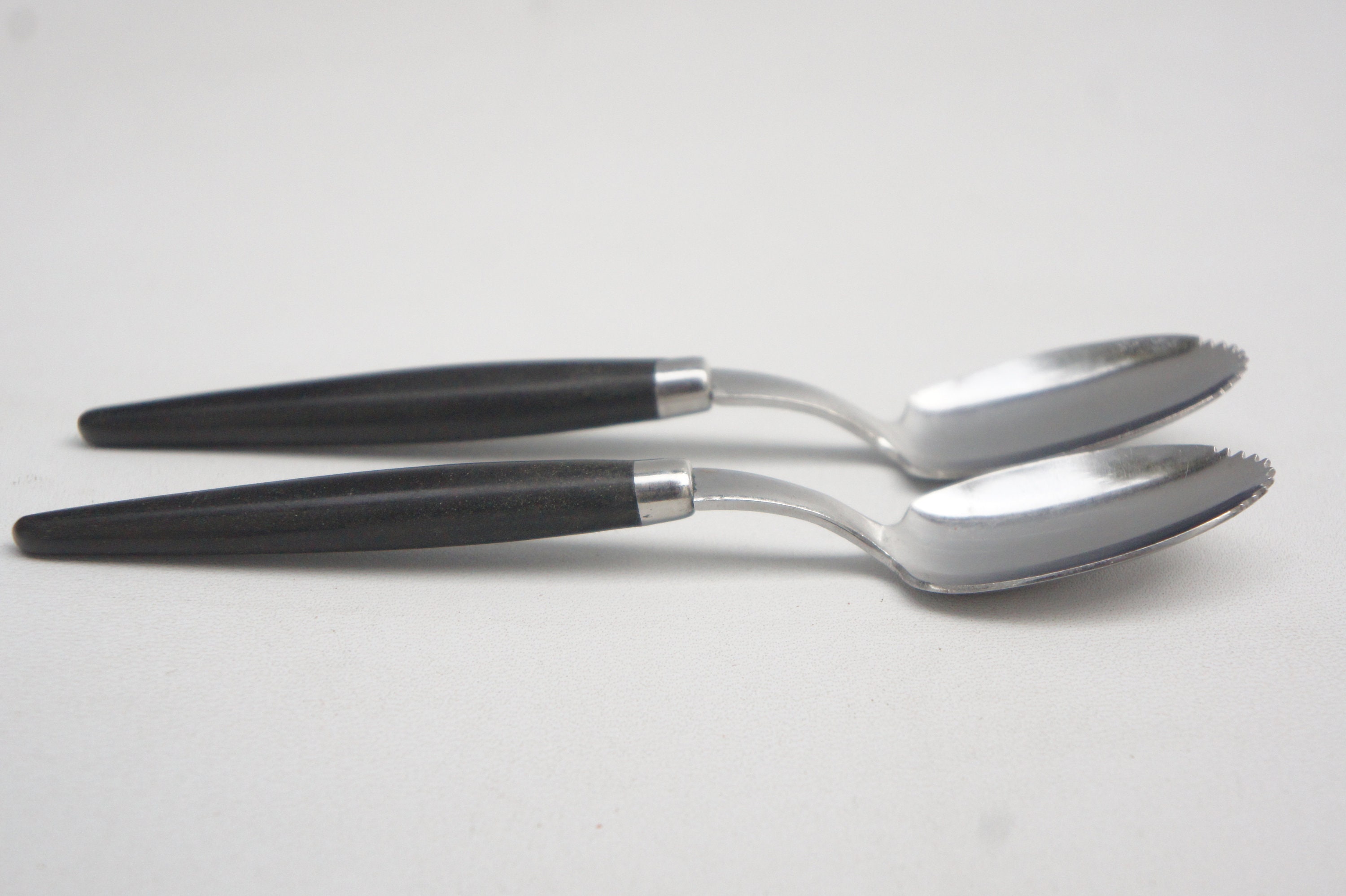 Vintage 50s-60s Black Handle Teaspoons/Grapefruit Spoons Made in Japan/Retro/Mid Century