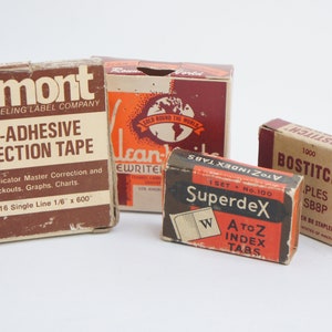 Vintage 40er bis 50er Jahre Kleine Boxen Lot von Schreibmaschinenbändern und mehr Sammlerstücken Werbung Instant Collection Mid Century