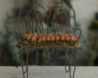 Vintage shabby chic miniatuur metaaldraadbank met rozen poppenhuis Victoriaanse Cottagecore cadeau