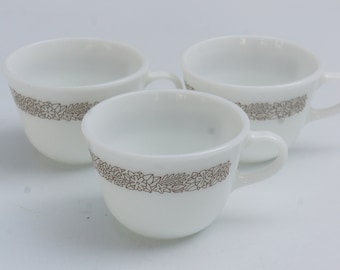 Xícaras de chá vintage Pyrex de vidro leitoso, estilo retrô, meados do século XX, cottagecore, utensílios domésticos, fazenda.