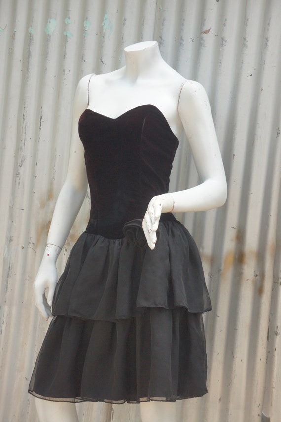 Vintage 80s-90s Strapless Black Velvet Tiered Ruf… - image 1