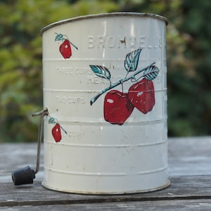 Vintage 40s Apple Print Metal Flour Sifter Farmhouse Kitchen Cottagecore Retro Mid Century