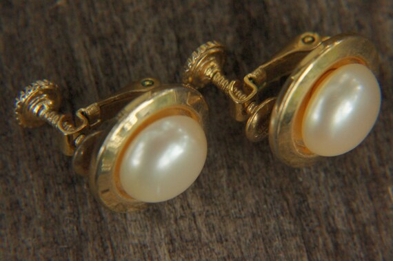 Vintage 60s Adjustable Clip on Pearl Earrings Costume Vintage 60s Adjustable Clip on Pearl Earrings Costume