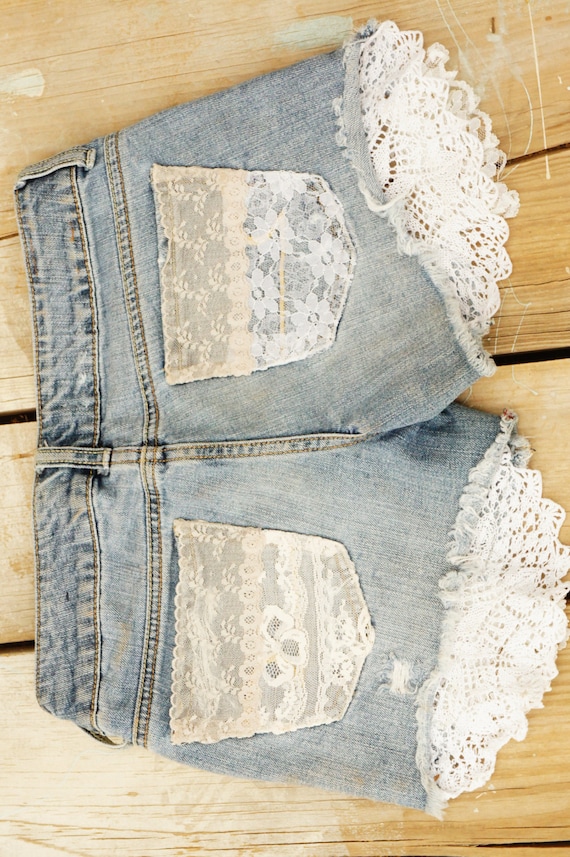 パンツ Lace shorts upcycled Handmade Reworked Lace Applique Denim Jean Shorts Boho Shabby Chic