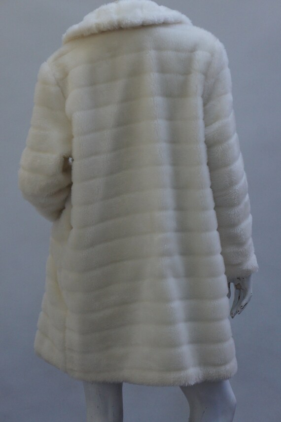 Vintage 60s-70s White Faux Fur Coat Retro Mid Cen… - image 7