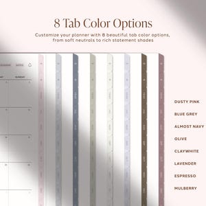 Pu&ograve; includere: Una pagina di agenda digitale con una griglia di calendario mensile e otto schede verticali di diversi colori. Il testo recita 8 Tab Color Options, Customize your planner with 8 beautiful tab color options, from soft neutrals to rich statement shades, DUSTY PINK, BLUE GREY, ALMOST NAVY, OLIVE, CLAYWHITE, LAVENDER, ESPRESSO e MULBERRY.