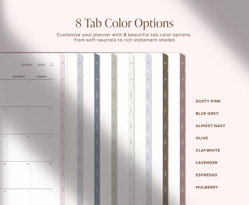 Pu&ograve; includere: Una pagina di agenda digitale con una griglia di calendario mensile e otto schede verticali di diversi colori. Il testo recita 8 Tab Color Options, Customize your planner with 8 beautiful tab color options, from soft neutrals to rich statement shades, DUSTY PINK, BLUE GREY, ALMOST NAVY, OLIVE, CLAYWHITE, LAVENDER, ESPRESSO e MULBERRY.