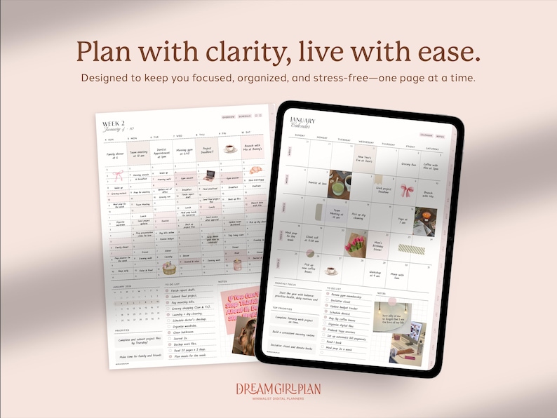 以下が含まれることがあります： タブレットと印刷されたカレンダーに表示されたデジタルプランナー。「Plan with clarity, live with ease」と書かれています。プランナーは、集中し、整理し、ストレスフリーに保つように設計されています。配色スキームはソフトピンクと白です。