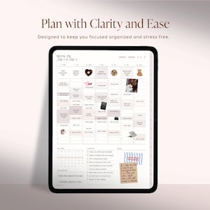 Pu&ograve; includere: Un tablet digitale che mostra un'interfaccia di pianificazione settimanale con il testo Plan with Clarity and Ease, Designed to keep you focused organized and stress free. Lo schermo mostra una griglia del calendario per la settimana 28.