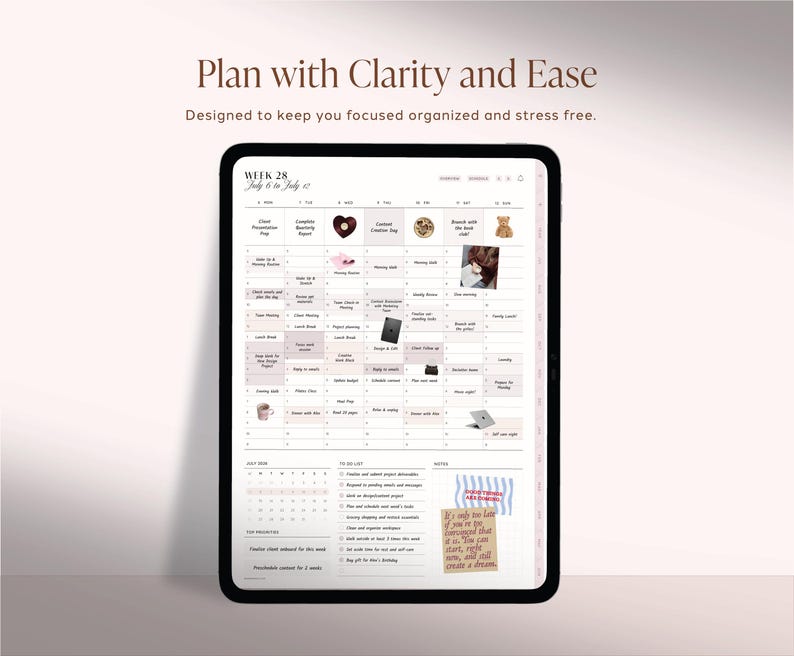 Pu&ograve; includere: Un tablet digitale che mostra un'interfaccia di pianificazione settimanale con il testo Plan with Clarity and Ease, Designed to keep you focused organized and stress free. Lo schermo mostra una griglia del calendario per la settimana 28.
