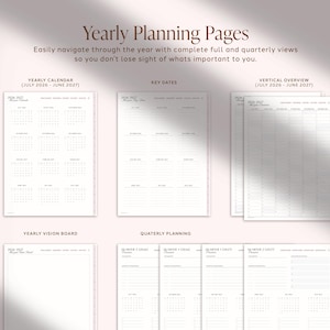 Pu&ograve; includere: Pagine di pianificazione annuale con un calendario annuale da luglio 2026 a giugno 2027, date chiave, una panoramica verticale, una vision board annuale e fogli di pianificazione trimestrale. Le pagine bianche mostrano testo e griglie neri.