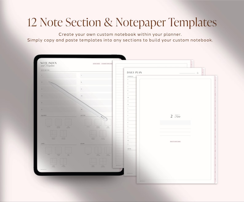 Pu&ograve; includere: Un tablet digitale che mostra una pagina di indice delle note e modelli con uno stilo appoggiato sullo schermo, insieme a tre modelli di carta da lettere digitale impilati con un piano giornaliero e sezioni numerate in bianco e nero.