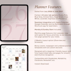 Pu&ograve; includere: Un'agenda digitale visualizzata su due tablet, con una copertina rosa con il testo 26 27 e una vista del calendario mensile. Il testo elenca le caratteristiche, tra cui le date da luglio 2026 a giugno 2027 e otto opzioni di schede colorate.