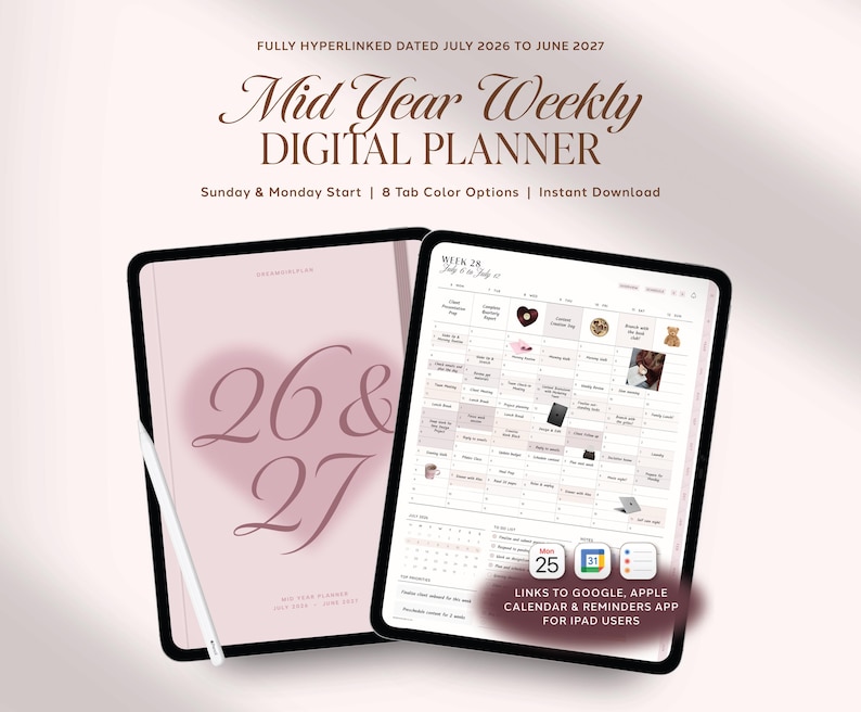 Pu&ograve; includere: Un'agenda digitale visualizzata su due tablet, con una copertina rosa chiaro con il testo 26 & 27 e una pagina di pianificazione settimanale. Il testo recita Mid Year Weekly DIGITAL PLANNER, FULLY HYPERLINKED DATED JULY 2026 TO JUNE 2027 e LINKS TO GOOGLE, APPLE CALENDAR & REMINDERS APP.