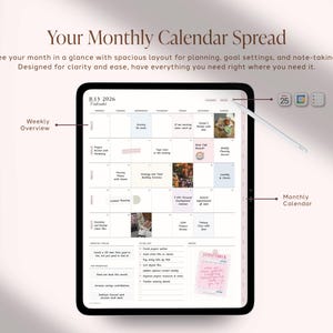 Pu&ograve; includere: Un tablet digitale che mostra un calendario mensile di luglio 2026 con una panoramica settimanale, una lista di cose da fare e una sezione per le note. Lo schermo mostra testo tra cui 'Your Monthly Calendar Spread', 'JULY 2026', 'Weekly Overview', 'Monthly Calendar' e 'GUEST CHECK'.