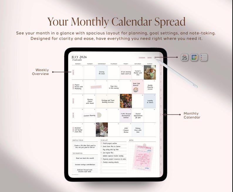 Pu&ograve; includere: Un tablet digitale che mostra un calendario mensile di luglio 2026 con una panoramica settimanale, una lista di cose da fare e una sezione per le note. Lo schermo mostra testo tra cui 'Your Monthly Calendar Spread', 'JULY 2026', 'Weekly Overview', 'Monthly Calendar' e 'GUEST CHECK'.