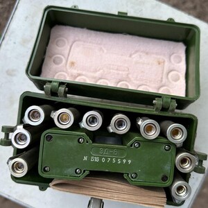 Vintage sowjetisches Einzeldosimeter-Set ID-1 mit ZD-6 Ladegerät, komplettes, originalverpacktes sowjetisches Militär-Strahlungsstift-Set, Tschernobyl-Stalker-Requisite