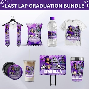以下が含まれることがあります： 紫と黒のチェック柄をテーマにした卒業パーティーのセットです。セットには、Tシャツ、水筒、チップス袋、庭の看板、タンブラー、ボタン、ネクタイ、卒業式のスカーフが含まれています。すべてのアイテムはチェック柄で、「The Last Lap」という文字と卒業帽とトロフィーが描かれています。