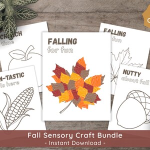 Könnte beinhalten: Eine Sammlung weißer Karten mit herbstlichen Illustrationen und Texten, darunter Maiskolben, Blatt und Eichel. Die zentrale Karte zeigt ein farbenfrohes Blatt aus Papier. Der Text "Fall Sensory Craft Bundle" steht unten.