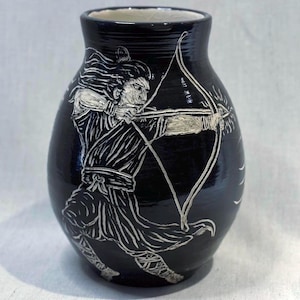 Archer Sgraffito Stoneware Vase (Houyi)
