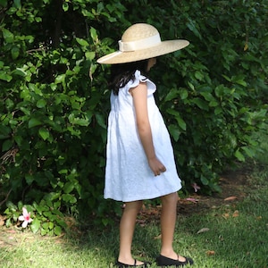 Kid's wide-brimmed classic straw hat with white ribbon Mary