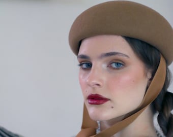 wool felt button beret with chin strap ribbons beige and Charcoal